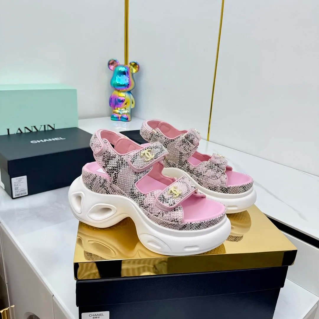 👟👟Ex-factory price 680👟👟 Top version... Chanel｜Chanel Xiaoxiang Velcro Beach Slippers Slippers Casual Beach Shoes 25ss Spring and Summer New Style! Beach shoes are a hit all over the internet! The latest model from the counter, I am still willing to buy it on my feet. It must be ranked among the most popular models. It is invincible in all seasons. Various bloggers and Internet celebrities can see the matching styles. Highly recommended. Pearlescent sheepskin upper, sheepskin lining, suede for feet. Original open-molded TPU outsole size: 35-40 (customized for 40 and 41). Full set of original packaging 👉 👉 👉 👉 👉